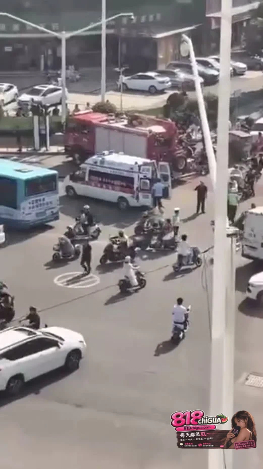 运城盐湖区十字路口突发车祸：行车安全无小事，公共交通安全红线不容践踏