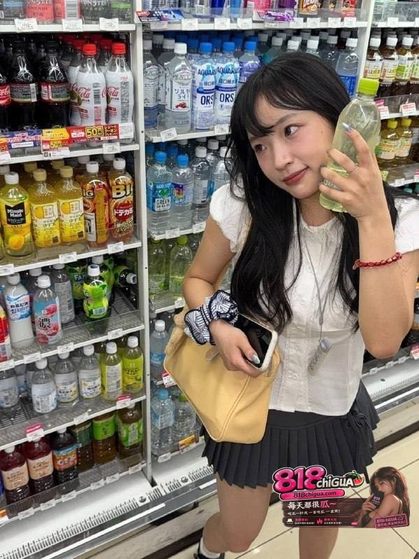 穿上白衣是克制,脱下白衣是风骚,浙江温州医护学院大一学妹【李含玉】不雅视频流出,化身反差小母狗,展示一流口技骚气十足!