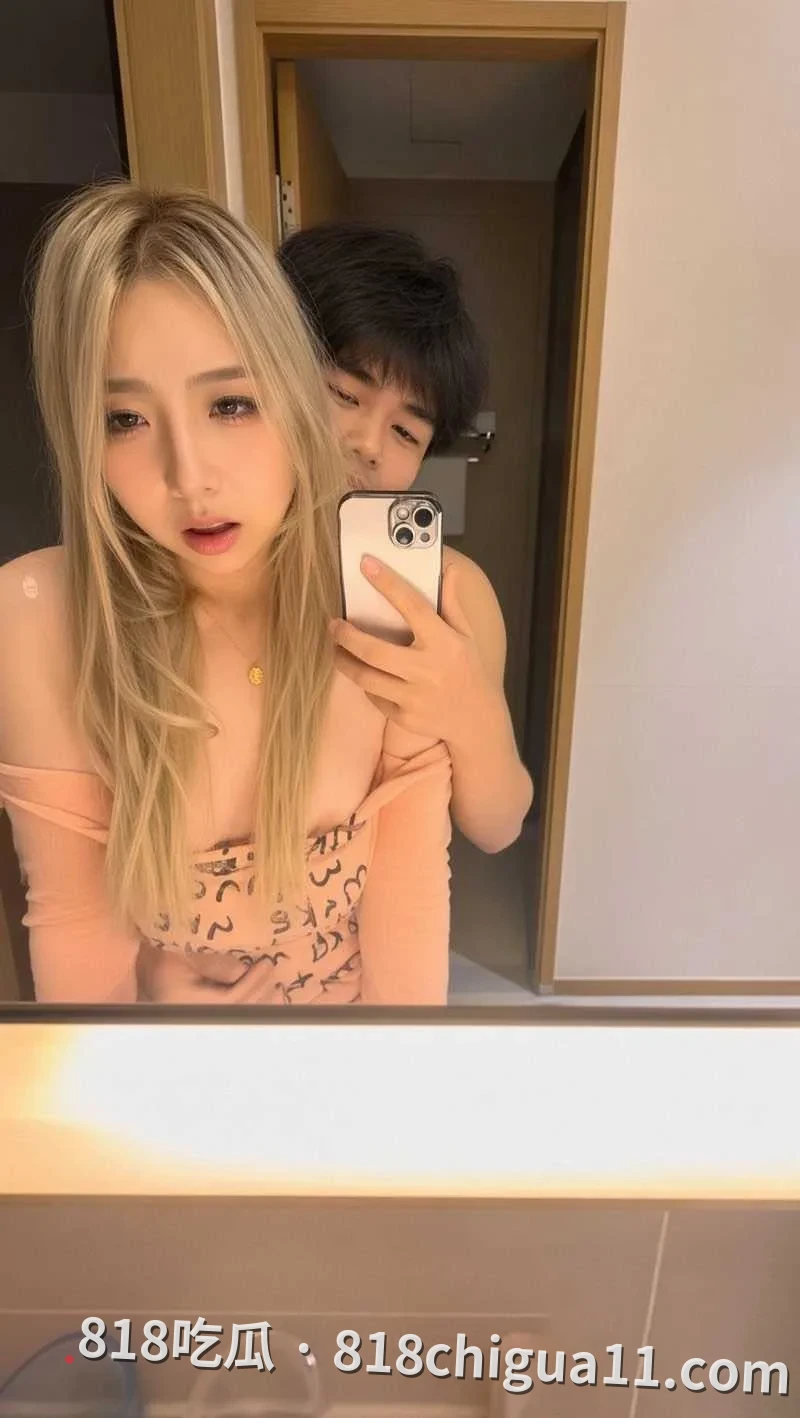 哈尔滨少妇杨馨淑与男人私密性爱视频曝光!穿着红色格纹毛衣搭配白色蝴蝶结,对镜后入大奶子被死死抓住把玩,大鸡巴猛操到大腿发软。