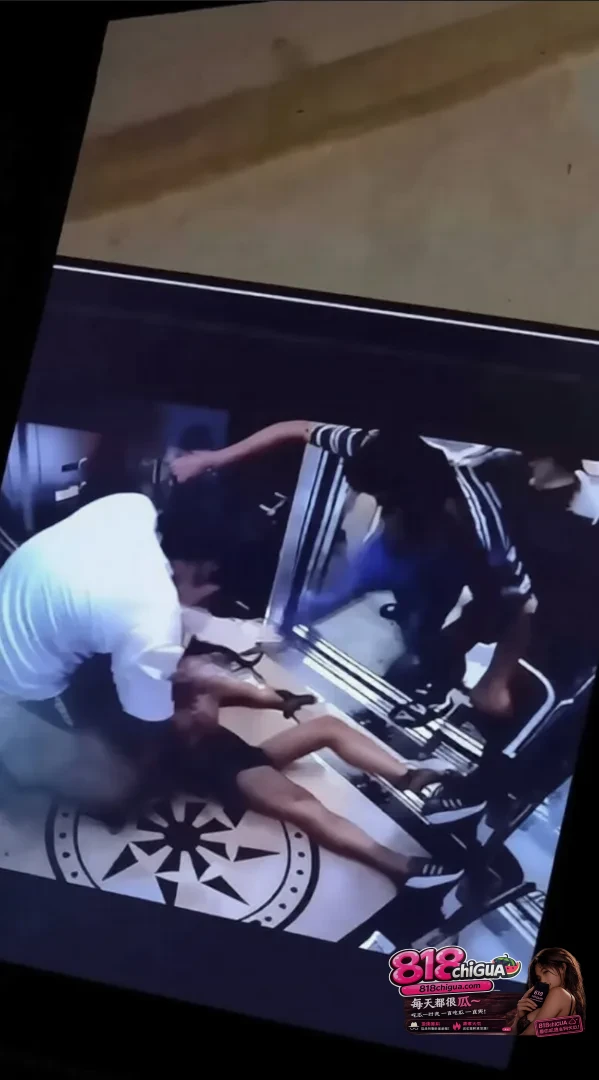 健身房男教练偷摸女会员遭家属堵截电梯群殴被几人轮番暴揍后倒地不起