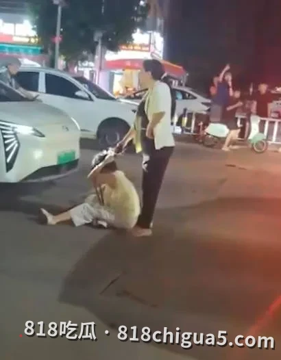 广东河源街头上演抓奸现场,原配当街撕衣暴打第三者,小三巨乳尽露清晰可见成全街围观焦点!