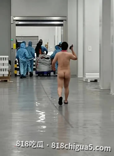 又疯了一个牛马，江苏溧阳时代LY7工厂裸奔事件！打工人上个厕所接喜提书面警告，情绪崩溃当场裸奔！