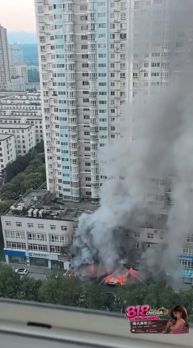 陕西渭南交通大厦楼下超市突发火灾！浓烟四起，愿所有人平安无事！