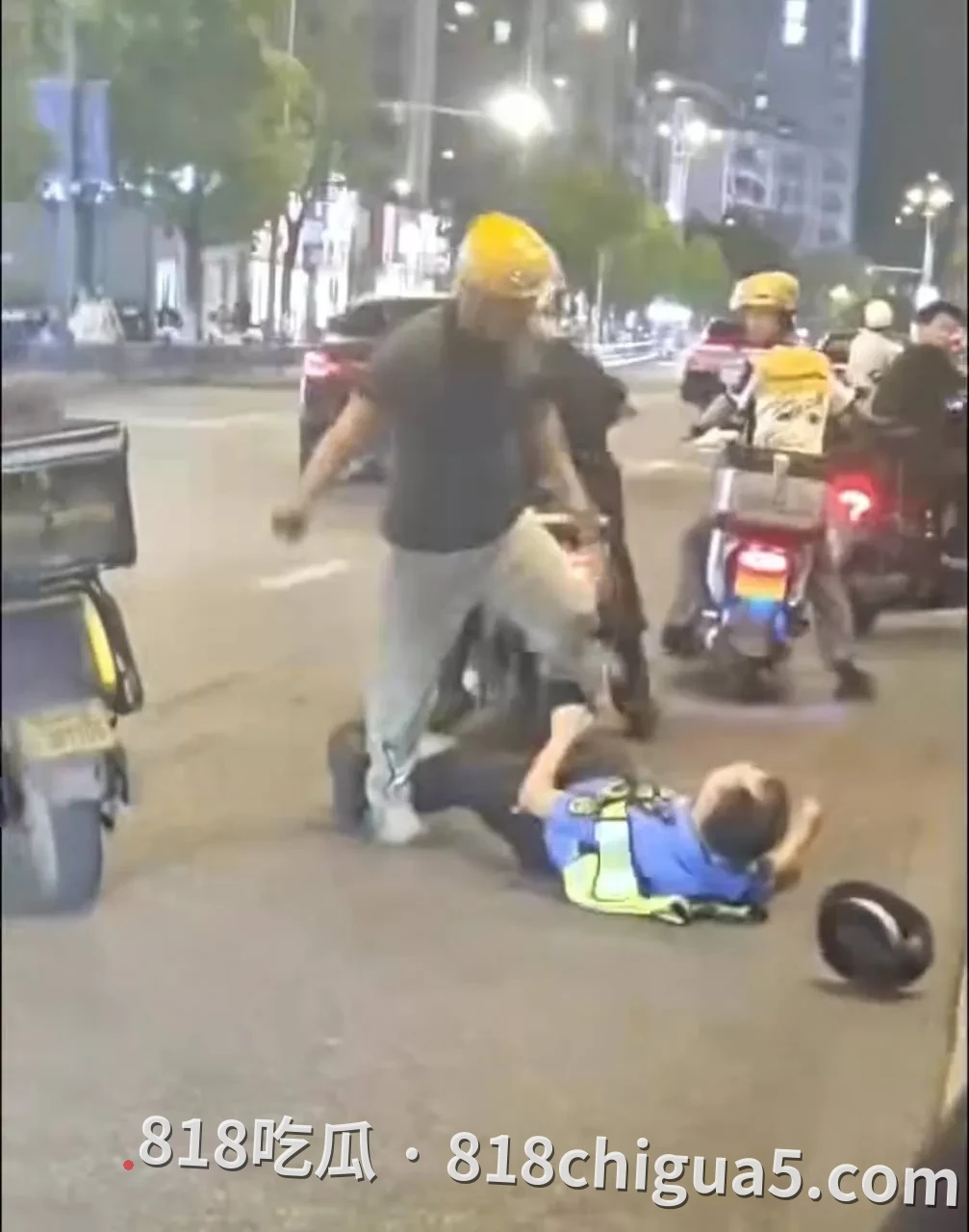 街头冲突的背后：外卖员当街与交警发生肢体冲突，生活不易绝非违法理由