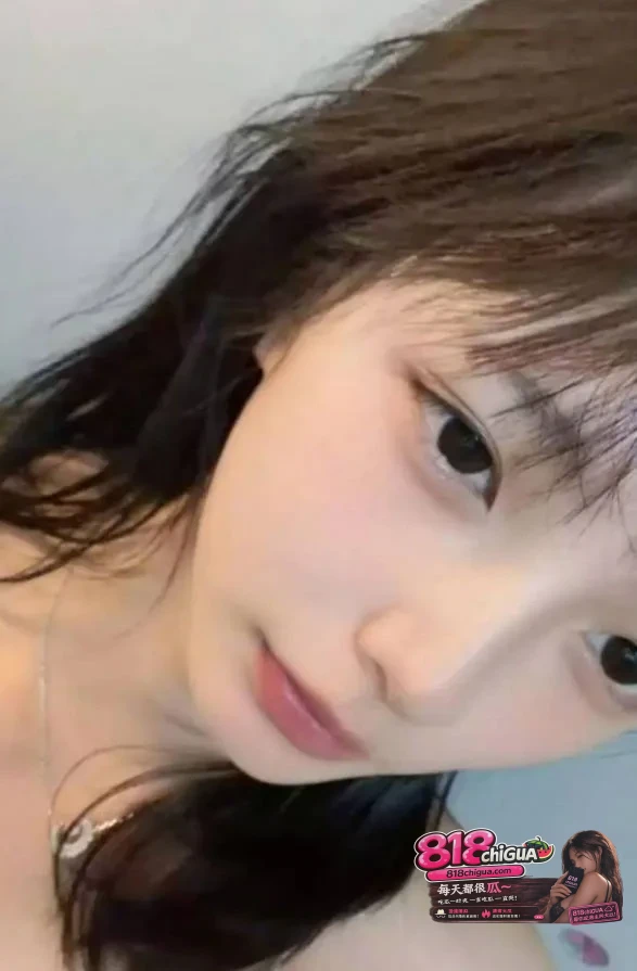 抖音清纯眼镜妹小一yy不雅视频流出!酒店约炮从跪地口交到后入高潮,全程露脸录像,反差感拉满!
