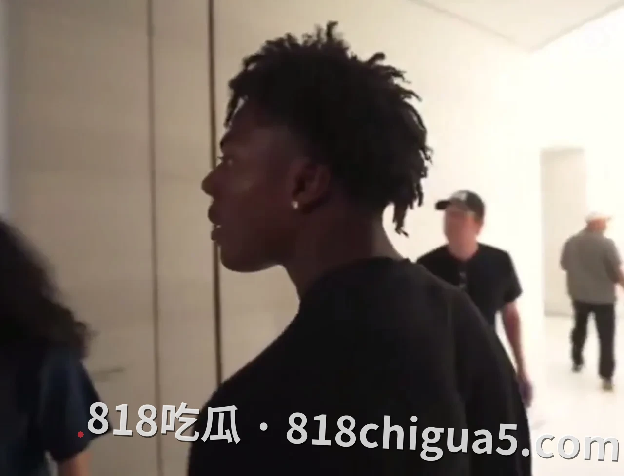 苹果发布会“阿信来自中国”被低声提醒！甲亢哥互动视频反转：真相藏在剪辑里