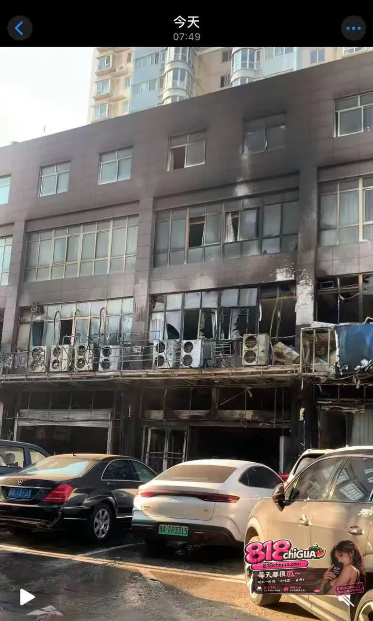 陕西渭南交通大厦楼下超市突发火灾！浓烟四起，愿所有人平安无事！
