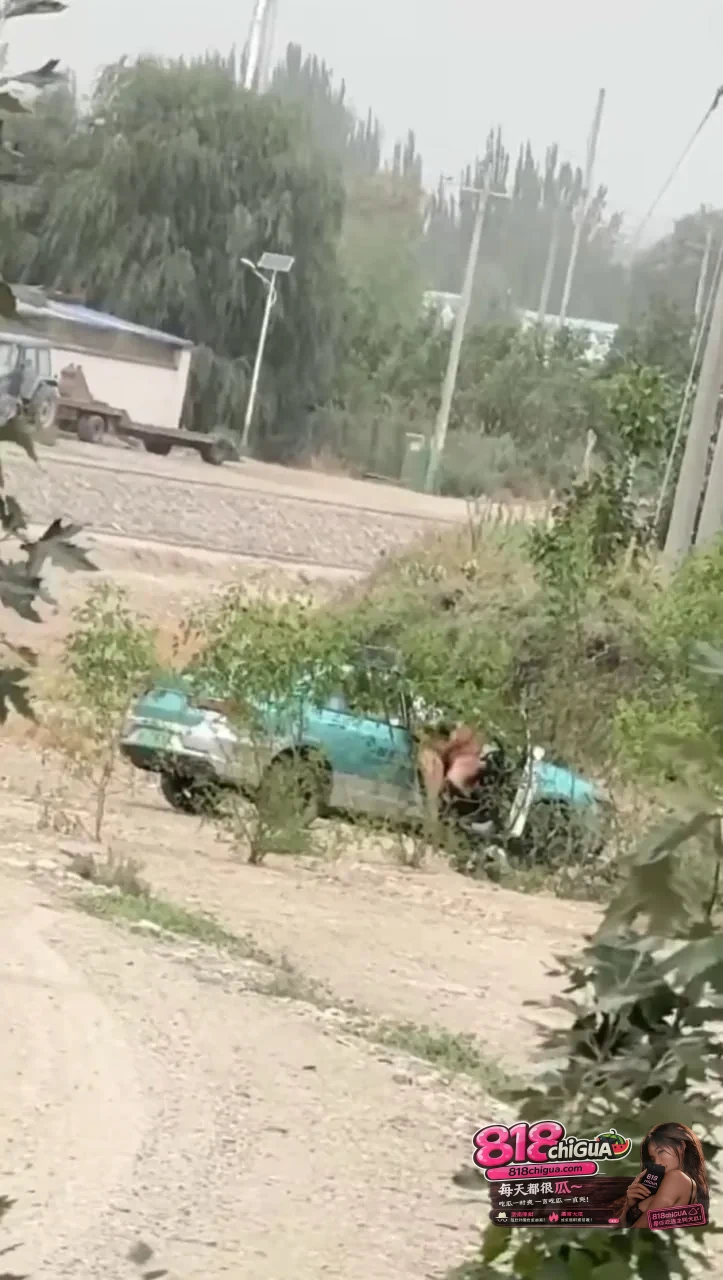 刺激野战！女乘客付不起打车费，直接用身体抵债，路边被后入狂操，全程被路人手机偷拍曝光！