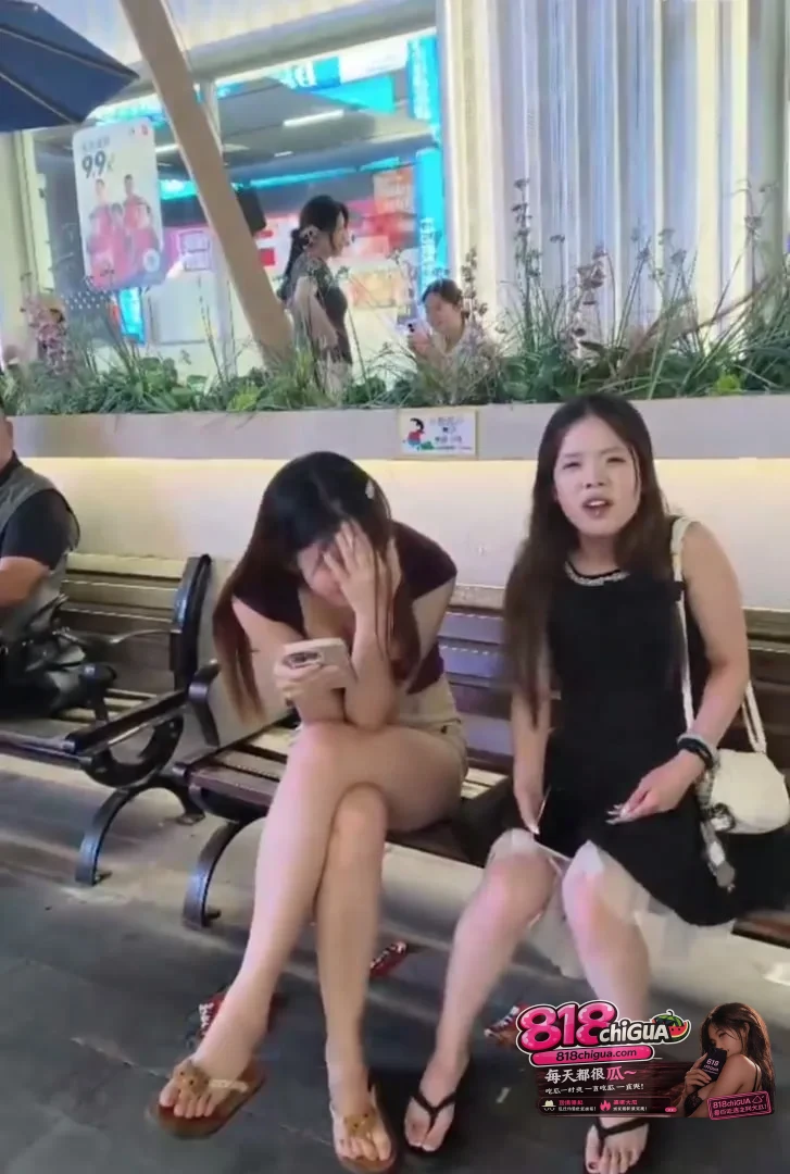国际庄街头令人气愤一幕!两女生乱扔垃圾还叫嚣:碍你什么事了?