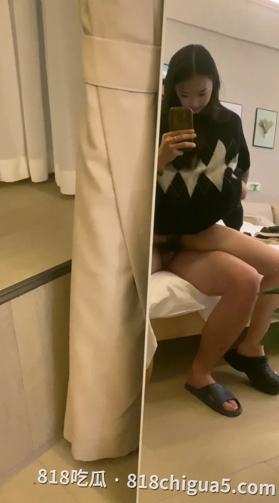 北京白领丽人孙雅雯约炮视频流出!眼镜反差婊在床边打游戏时被肏,表情从害羞转为阿黑颜销魂,淫叫不止直接被爽到高潮