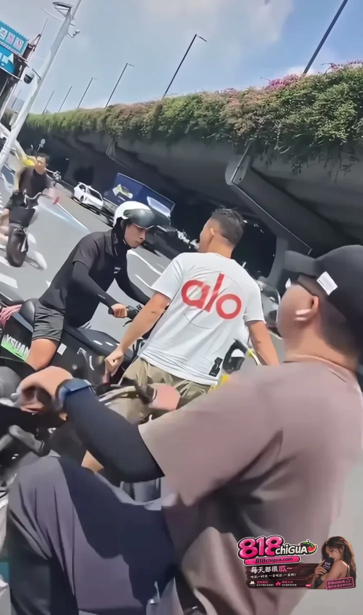 路怒症大爆发!狂飙粗口、当街吐口水还搞偷袭,这回必须让他拘留!