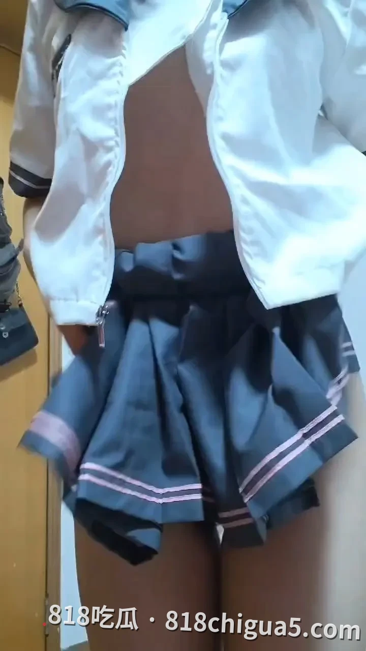 水手制服眼镜妹身子很是诱人 上海母狗杨晗晗居家大尺度自拍展示自己的身体,细腻乳房也超美超嫩,一看被渣男远程网调。