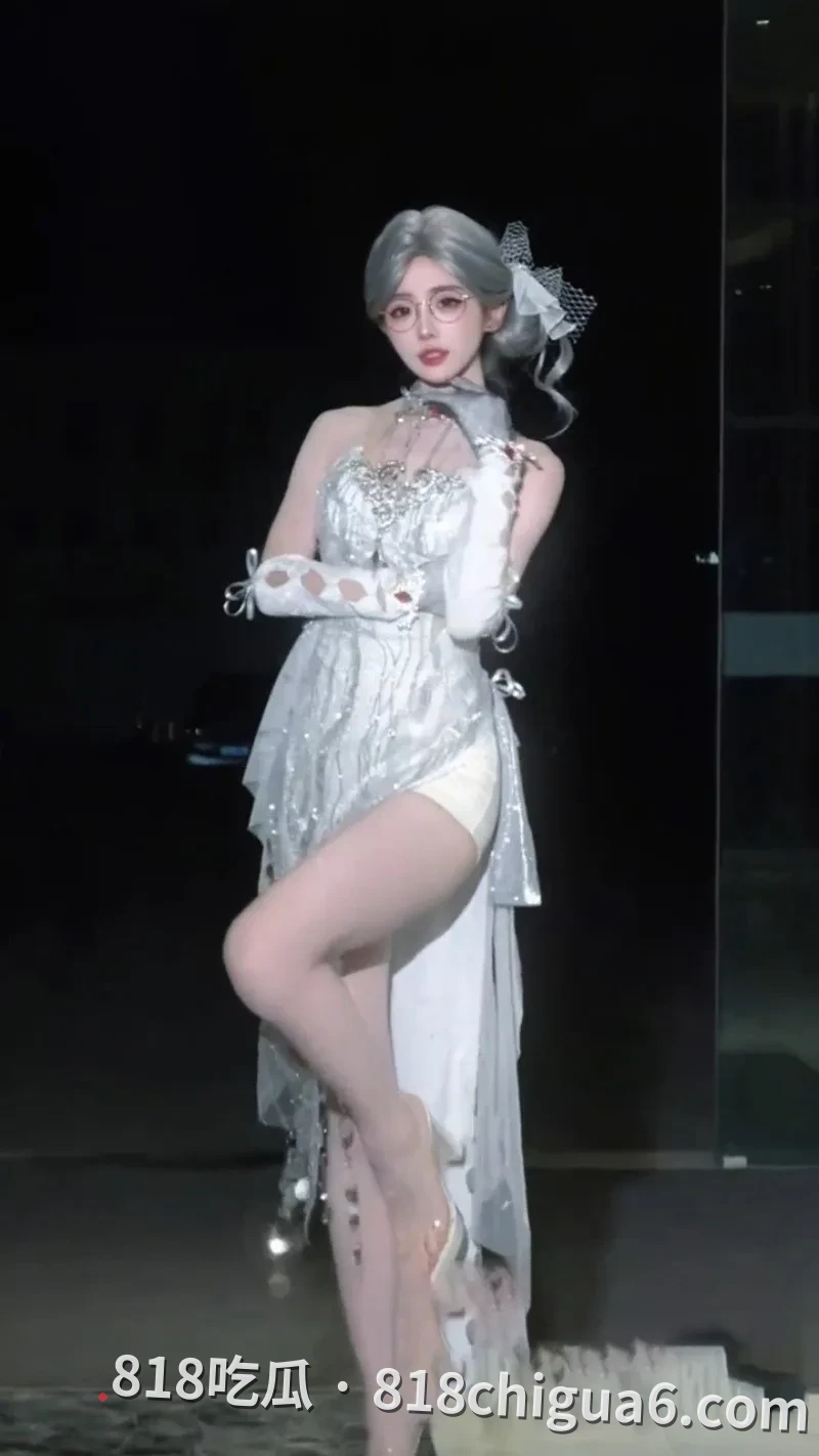 抖音百万粉丝冰糖小小酥私拍裸体视频泄密！反差萌眼镜女神真实一面，热舞劲歌抖动丰胸大奶，AI科技加持露出母狗骚样。