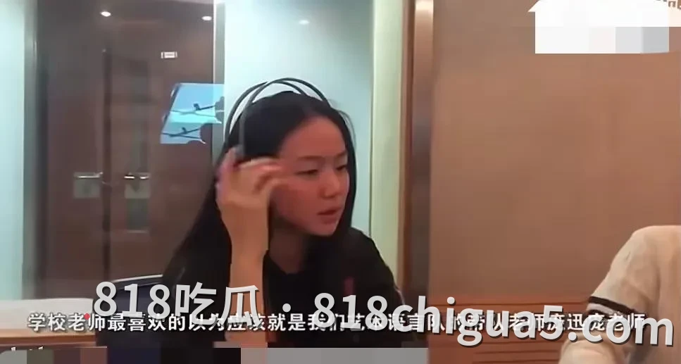 知名男歌手许嵩官宣结婚后！冯禧黑历史被扒，竟和曾经的男老师有过地下恋情，性爱视频惨遭网友扒出，在床上放荡的样子被尽收眼底。