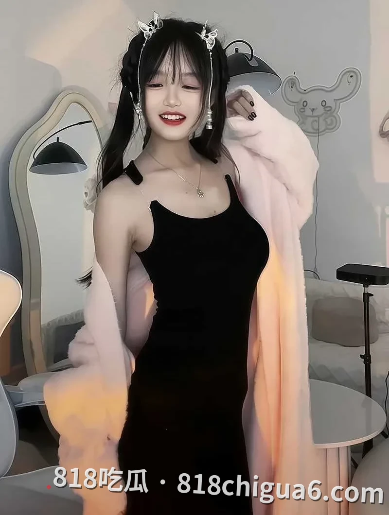 快手网红小芷儿会员骚舞福利 学生JK制服揉奶顶臀身姿诱人谁能忍得住
