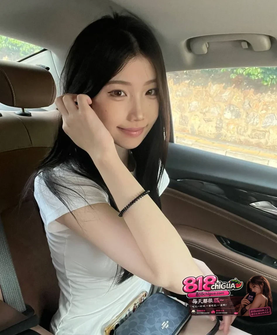 你眼中的女神，不过是土豪的专属精盆！黑龙江高颜值女神【李丽娜】淫秽视频曝光！换装黑丝被按镜前疯狂后入，高潮表情淫靡又销魂！