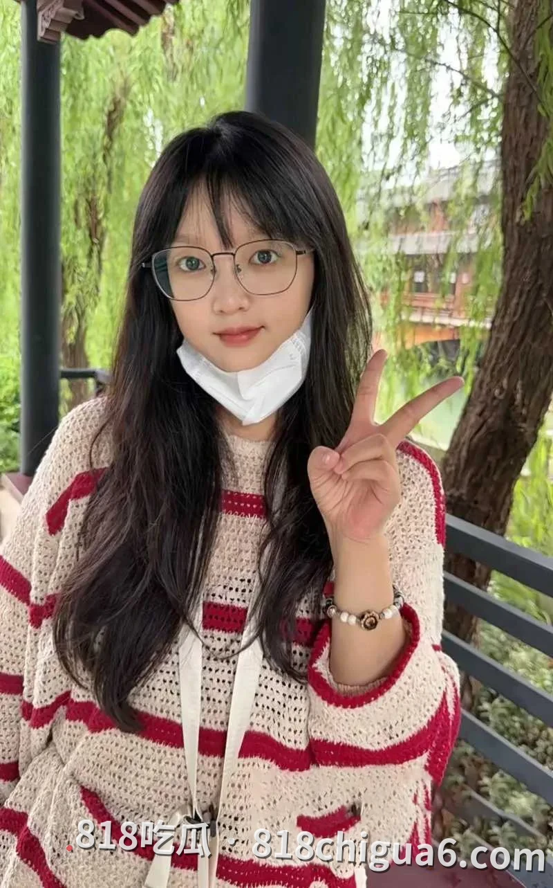 抖音网红我就是图图被前夫大V蓝战非曝光出轨事件!两人多年来的露骨聊天记录被挖出,母狗在床上挨肏,还被掰成一字马猛插。