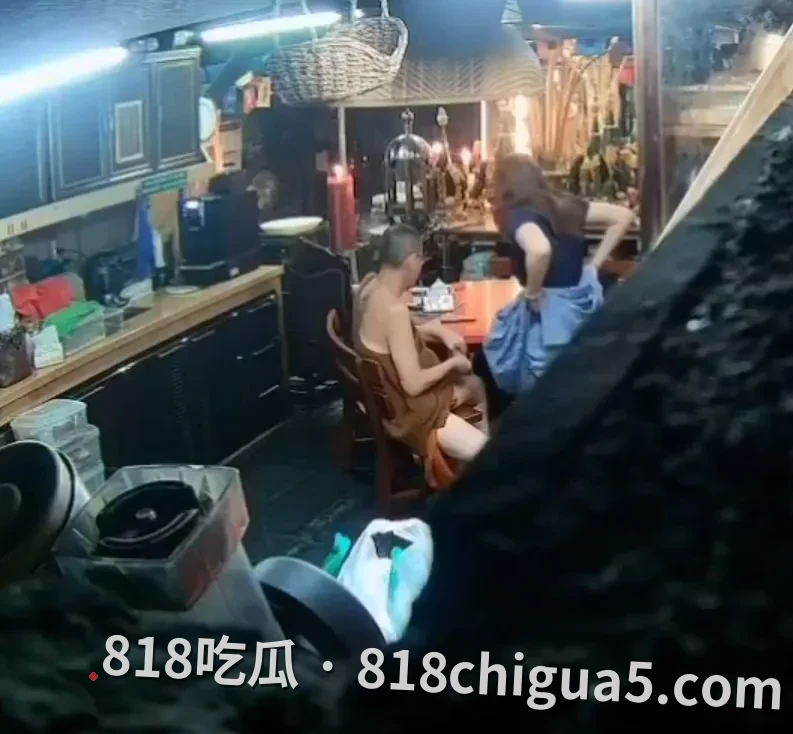 泰国佛教界震撼全国丑闻：大城府佛泰沙旺寺66岁住持龙婆初（阿提措法师）被捕，涉嫌挪用9200万泰铢寺庙捐款转给亲密女弟子！僧舍监控曝光住持在供桌上公然犯戒、与女子当场性交，泰国佛教崩溃了？