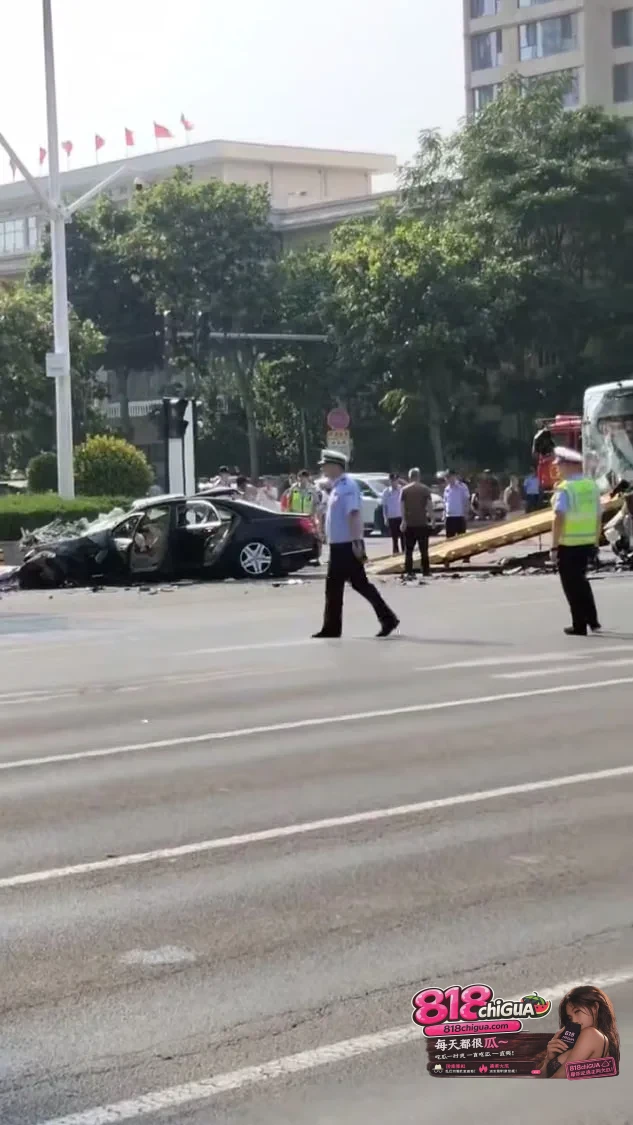 运城盐湖区十字路口突发车祸:行车安全无小事,公共交通安全红线不容践踏