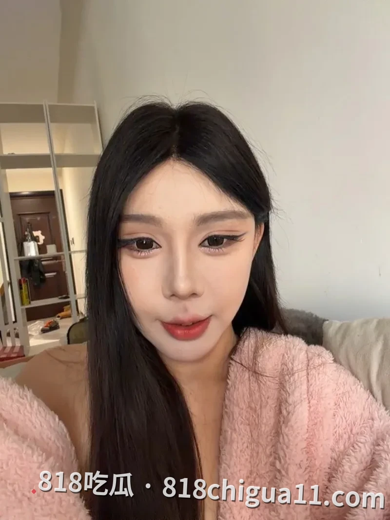 西藏拉萨高颜值女神司茗妍居家婚纱自慰视频泄密!手持自拍杆对着镜子全方位展示傲人身材,随后拿出粉色按摩棒玩起了后入调教骚穴