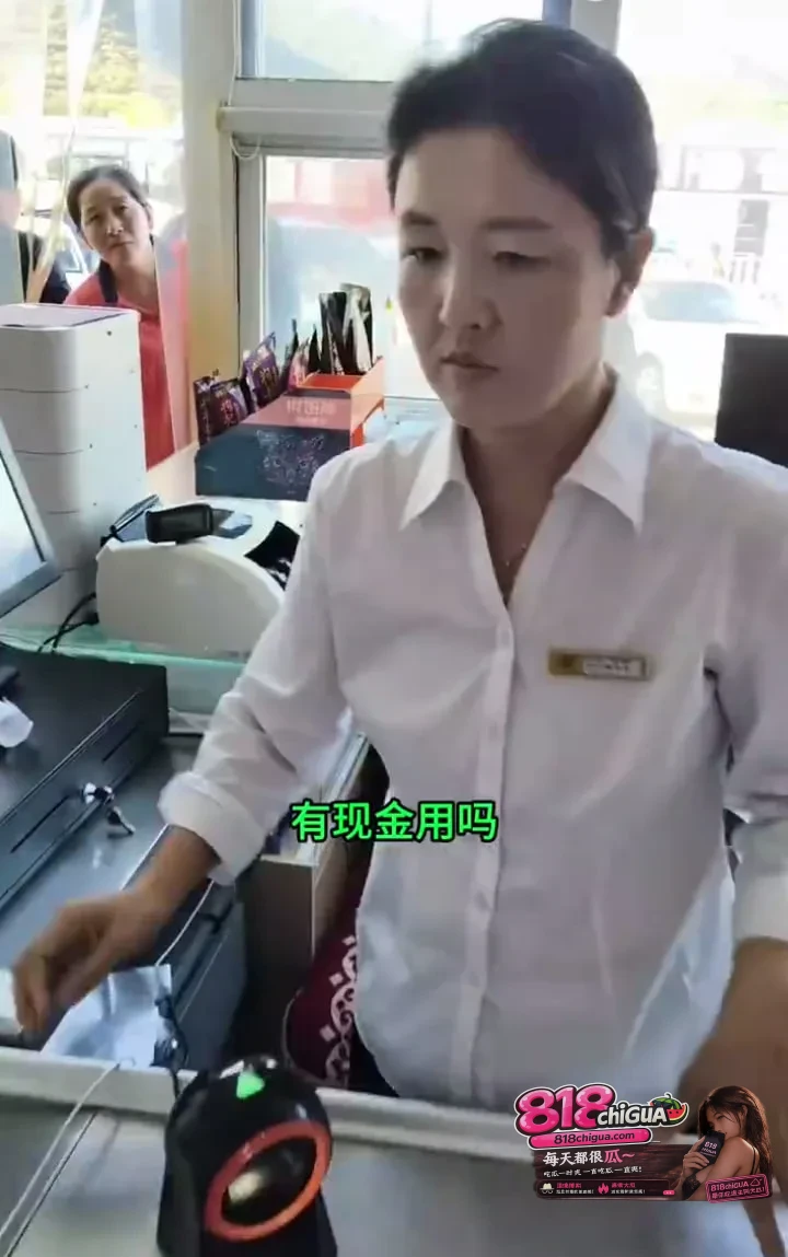 “白嫖”新套路？嫌服务区红牛贵直接拆开喝完，反手找人理论简直刷新三观！