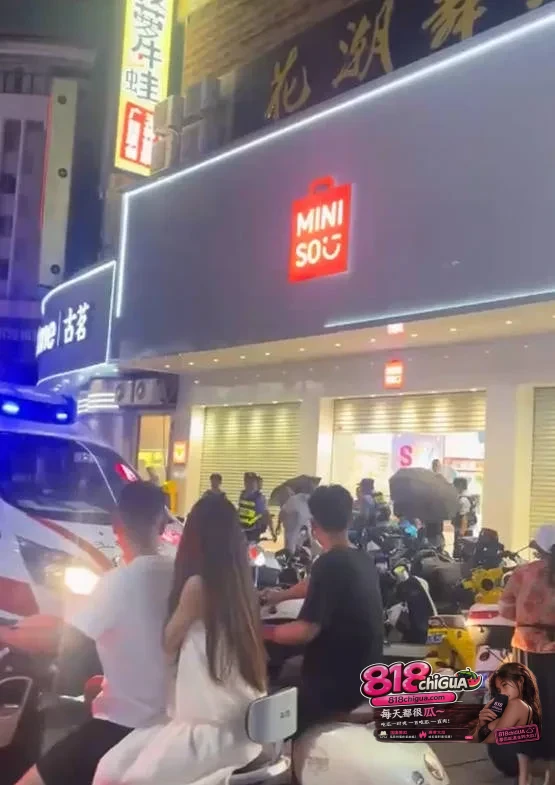 五灯坡突发砍人事件!20日晚广西五灯坡名称优品一男子不知何原因无差别随机砍人,造成一女子被捅重伤送医院救治!