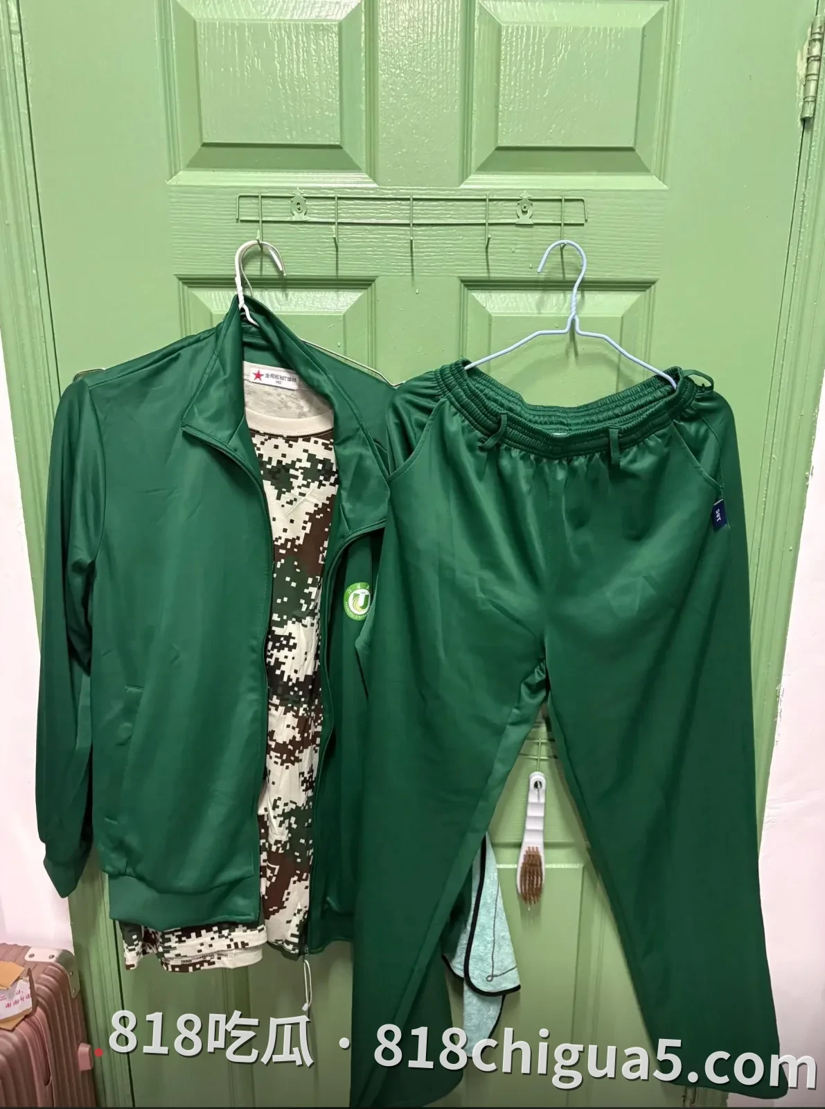 江苏大学史上最丑军训服诞生!网友直呼“堪比KK诈骗园区”,大学军训服装成网络黑点,学生:太难看太丑太搞笑!
