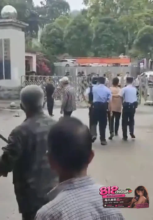 广西崇左突发冲突,两名当地村民因山林土地纠纷在镇政府门前持刀互砍,造成1人死亡、多人受伤!