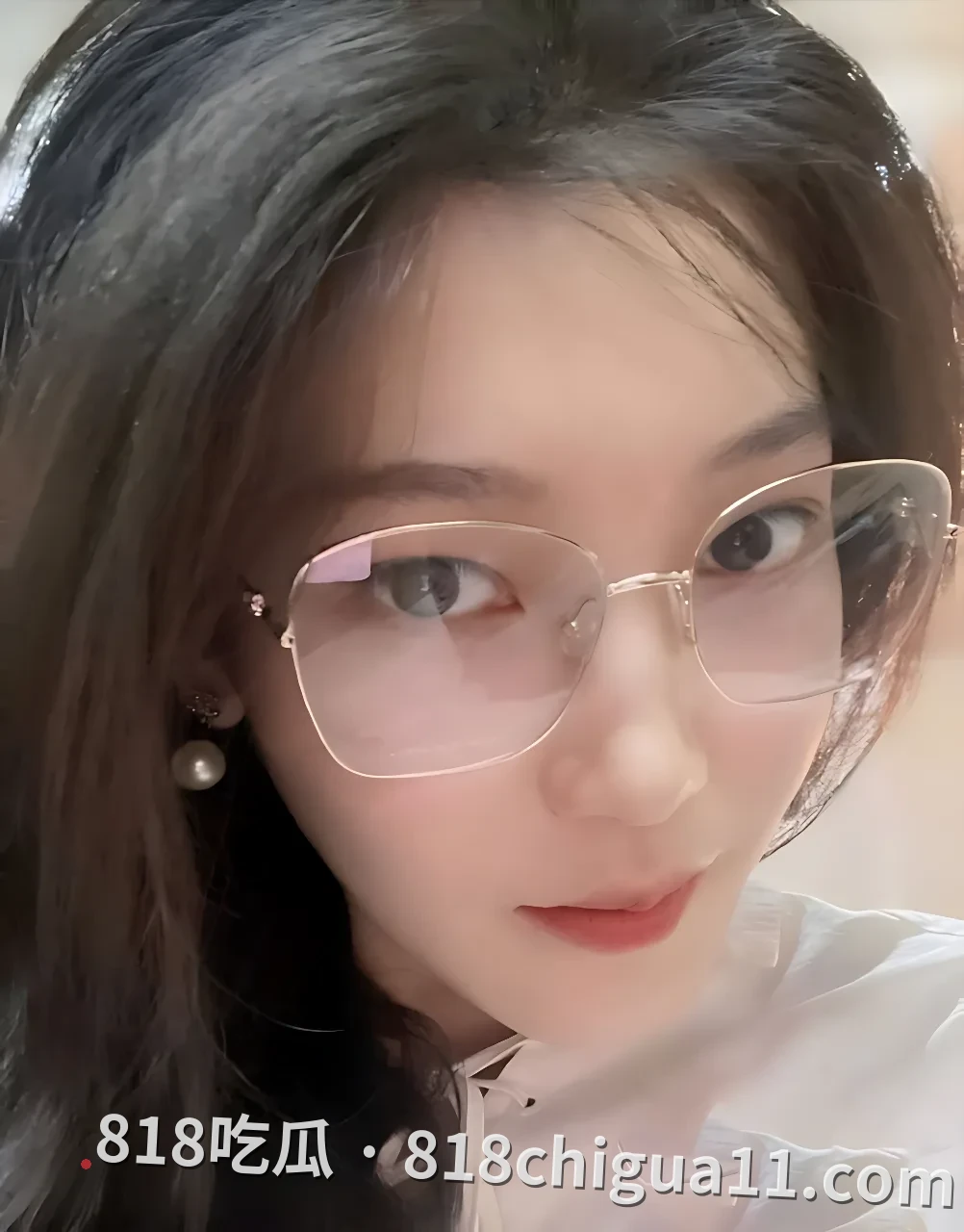 山东女大学眼睛校花孙晓文被男友兄弟骗去酒店挨操视频!主动为鸡吧戴套女上位抽插,原配在旁边看着自己女友被操到高潮,顺势撸了一发。