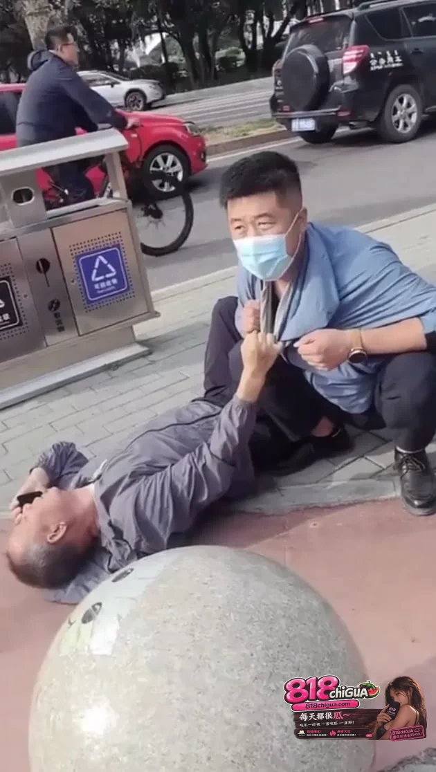 包头九原彩虹桥突发：老头骑车撞人反诬小伙碰瓷，监控还原荒诞一幕