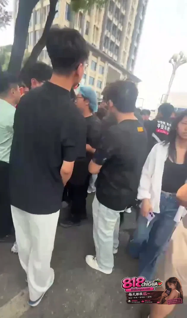 河北高阳惊现奇观!“小三”街头引爆纠纷,吃瓜群众竟让全城交通瘫痪!