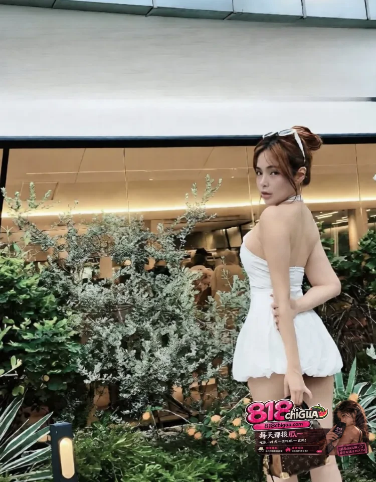 极品高颜值巨乳网红 AngelTee 与金主自拍露脸性爱视频流出 表情骚浪至极