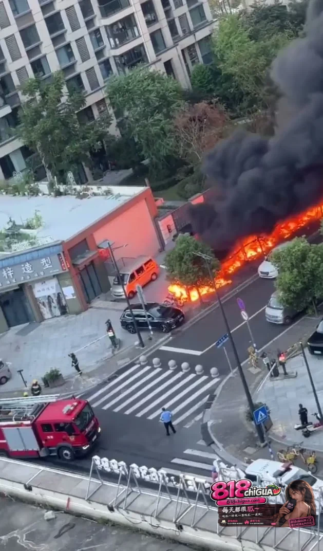 十几分钟全烧光！温州一小区整排电动车深夜变火海，疑因充电引发！