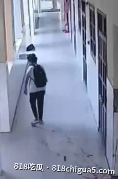 越南胡志明市ThạnhAn乡一所中学突发持刀伤人事件!15岁男孩校园袭击大开杀戒,导致多名同学重伤!网传为完成“系统任务”引发关注!