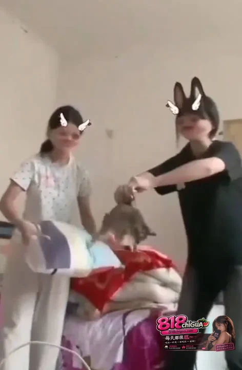 可以不爱,请别伤害!快手虐猫视频引发众怒!两名女生直播对猫咪实施伤害,事后狡辩称“猫咪患猫瘟”才这样的,网友质疑并要求道歉!