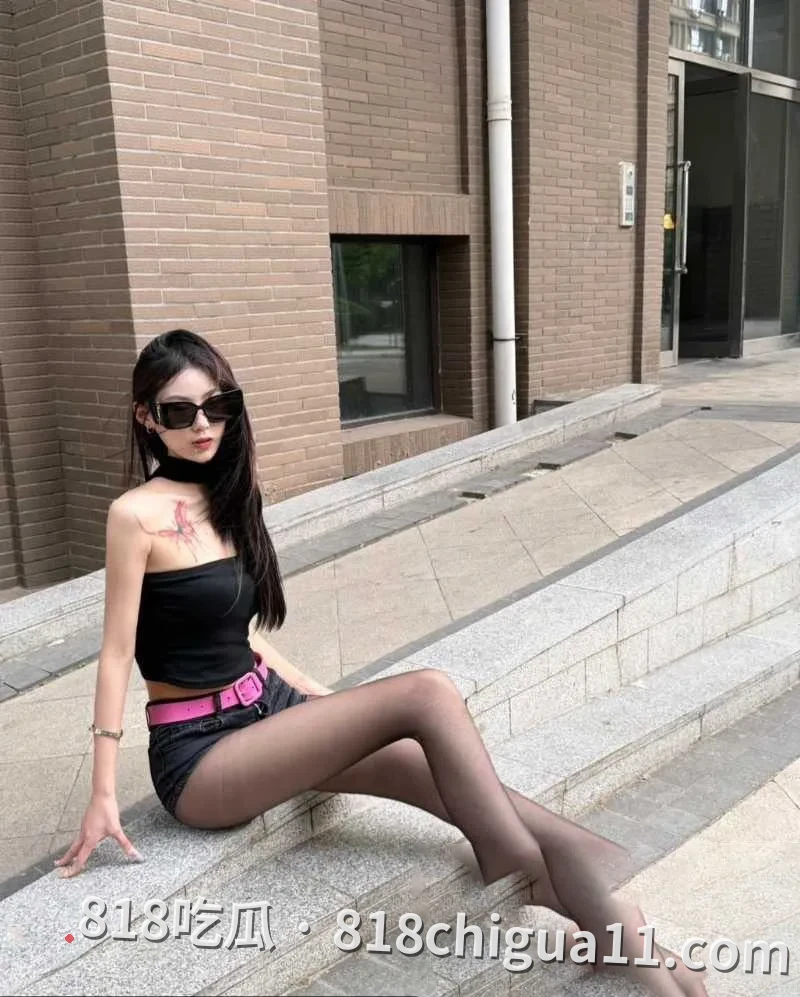 安徽艺术学院气质学姐鲁芬菲不雅视频泄密!清丽外表和高冷气质收获众多追求者,背地里却为大鸡巴献身,跪地虔诚舔舐对方分身直至完全勃起为止。