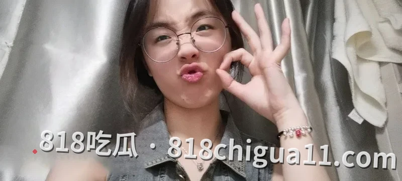 兰州市郊清纯可人的近视镜美女学生真实约炮现场:外表天真无邪内心极度淫荡,在床上主动掰开臀部寻求粗暴对待。