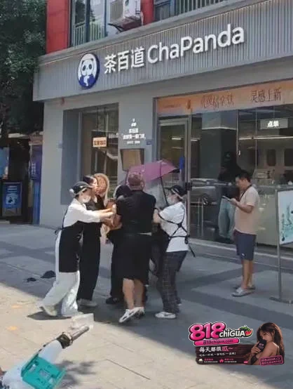 男子与茶百道门店员工发生争执情绪逐渐升级,4名女员工卷入肢体冲突,现场画面引发热议!