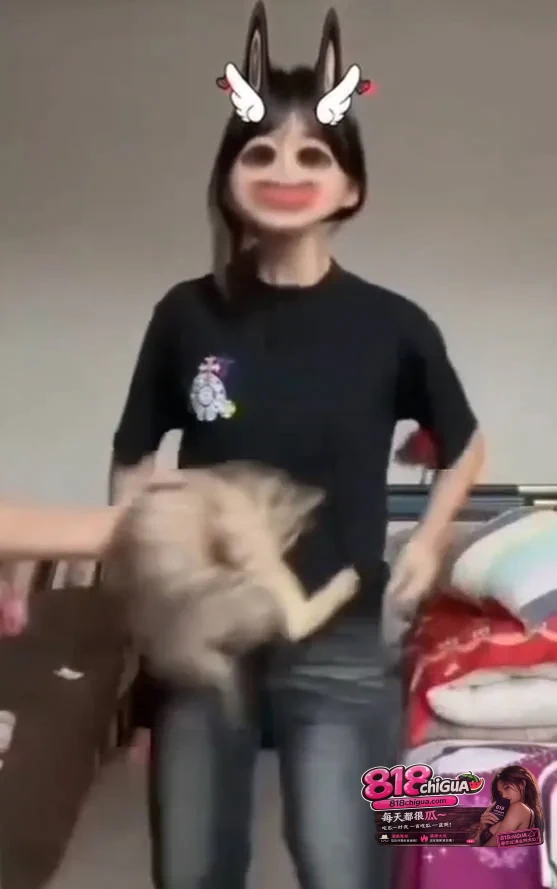 可以不爱,请别伤害!快手虐猫视频引发众怒!两名女生直播对猫咪实施伤害,事后狡辩称“猫咪患猫瘟”才这样的,网友质疑并要求道歉!