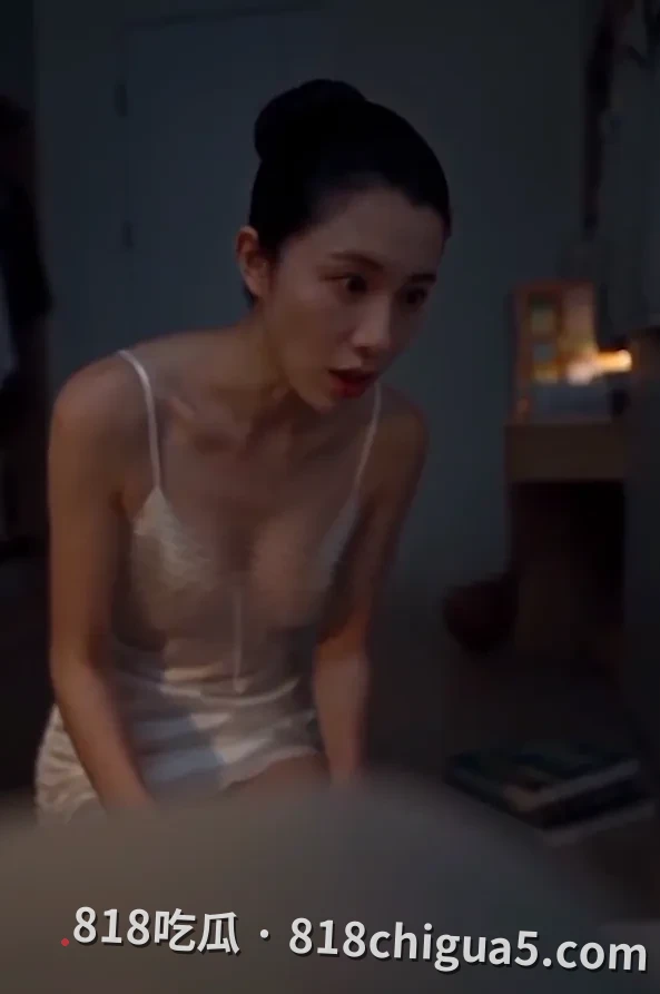 《母子同欢》AI成人短剧开局就炸裂!舞蹈妈妈腰软到对折,儿子硬着偷看,家庭禁忌直接开干