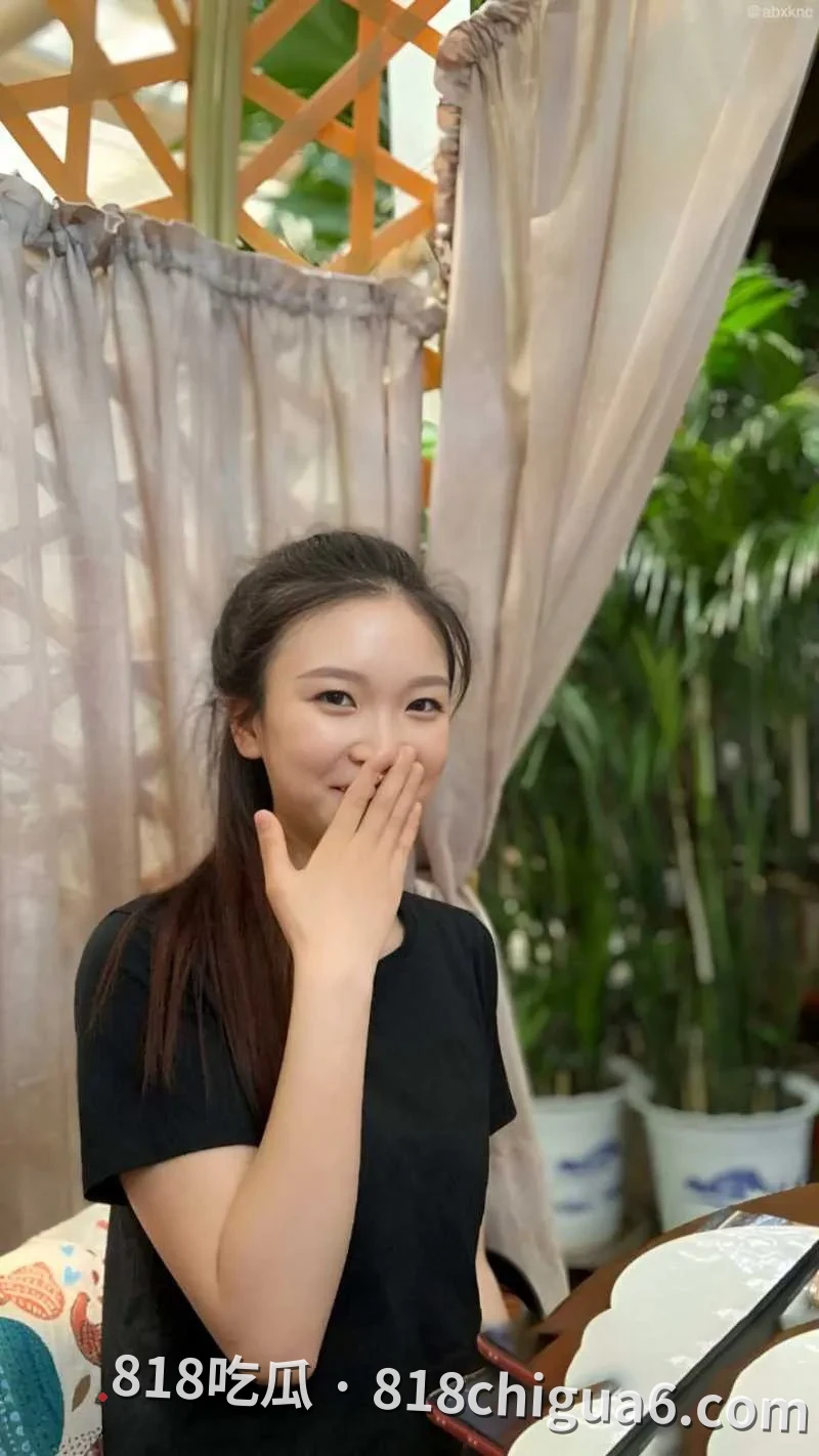 广东湛江黑丝美少妇安海丽被前炮友曝出私拍视频!母狗看见大鸡巴嘴就毫无防备,穿着性感情趣内衣当无情的肉便器,还露出饥渴难耐的表情。
