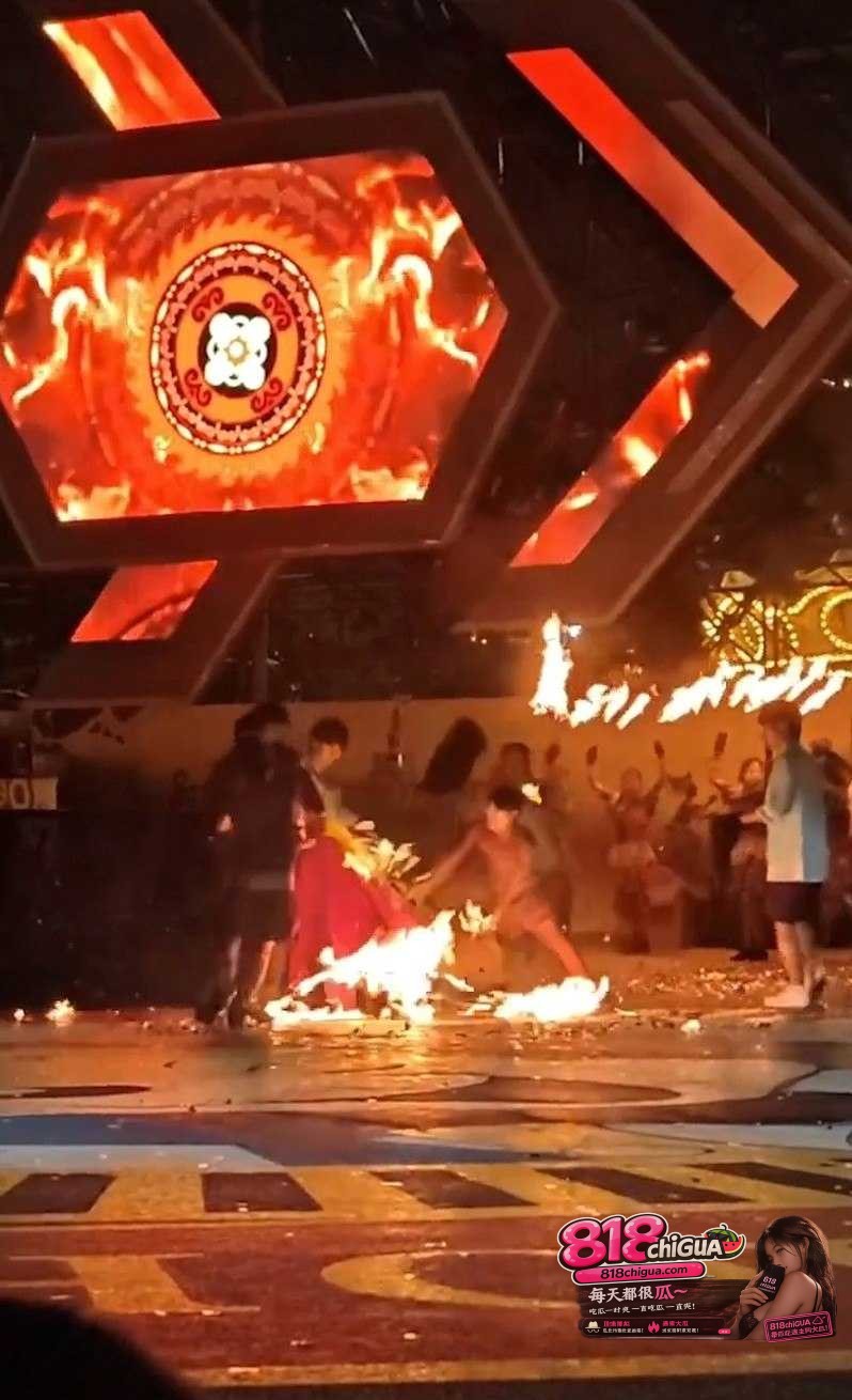 徐州乐园火裙舞事故女演员红裙被大风点着烧成半截哭喊狂奔满台跑!