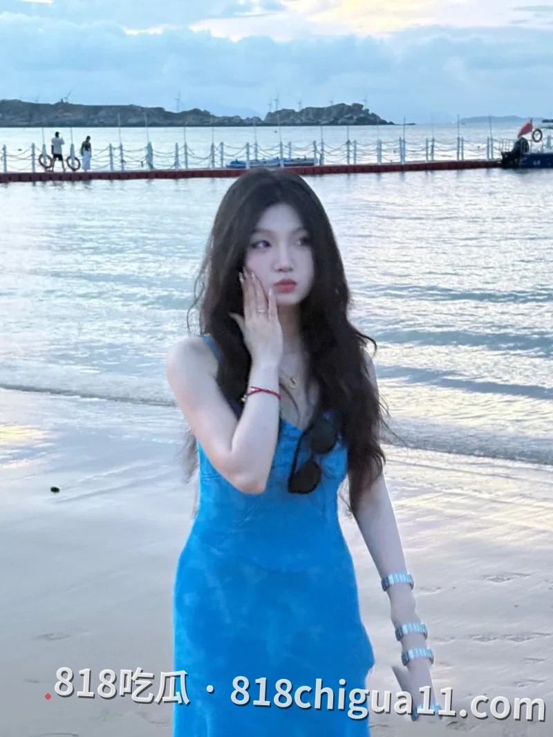 青岛妹子广青嘉与炮友酒店性爱视频!看似清纯可爱的美女,私底下竟然如此淫荡!穿着白色蕾丝吊带,还主动跪着给鸡吧口交足交!