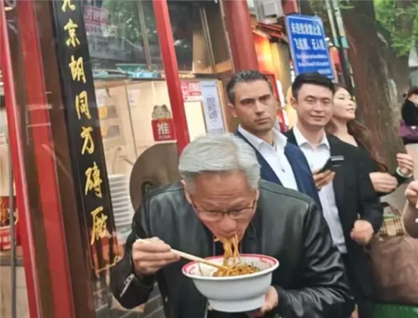 黄仁勋：中国行乱成一锅粥，吃过的餐馆都拿我代言
