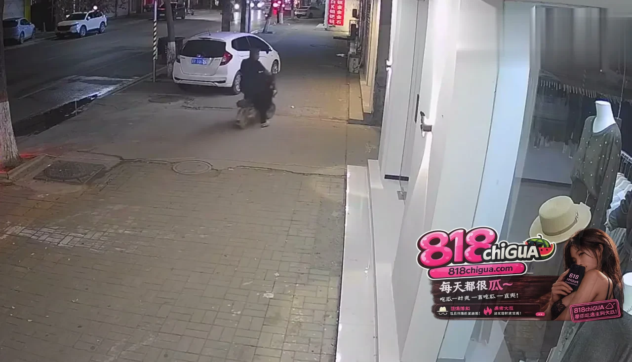 违停人行道被撞,电动车爬起就走!女车主哭诉“倒霉”,交警:你俩都不冤!