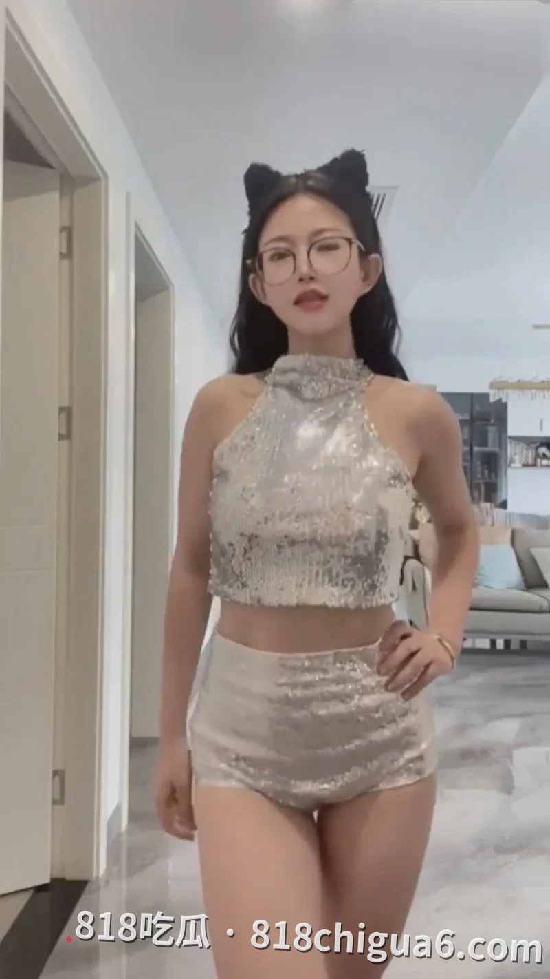 抖音网红熟女大数据私密福利视频 巨乳眼镜反差婊肥臀贴屏诱惑 双腿张开展现黑鲍鱼
