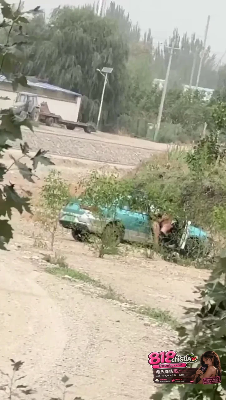 刺激野战！女乘客付不起打车费，直接用身体抵债，路边被后入狂操，全程被路人手机偷拍曝光！