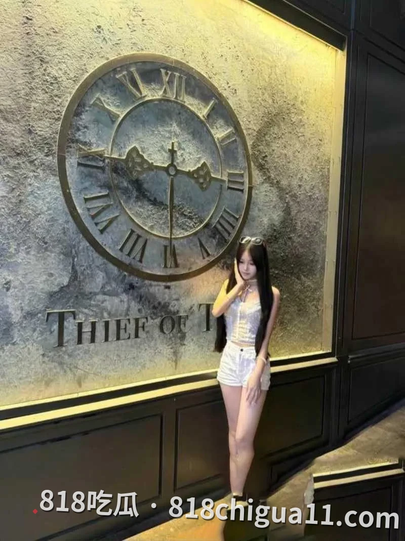 广东高颜值美女应茜芬私底下竟是骚浪贱货,平日里一副高贵冷艳样子,实际上却愿意像母狗一般脱得精光展露在镜头前。