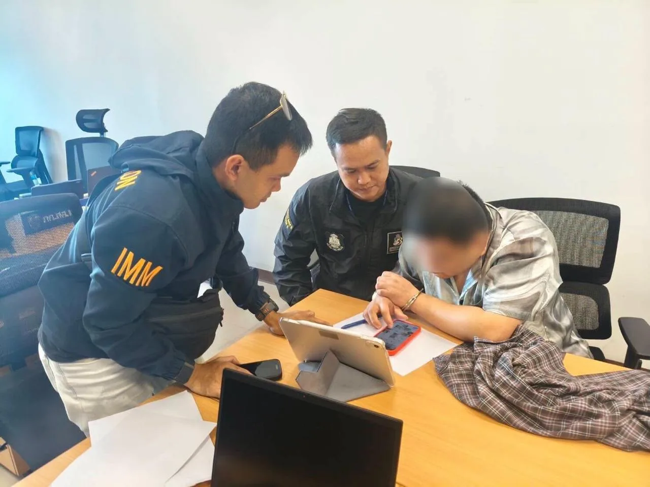 泰国曼谷查获中国籍通缉犯，涉案超20亿铢洗钱案