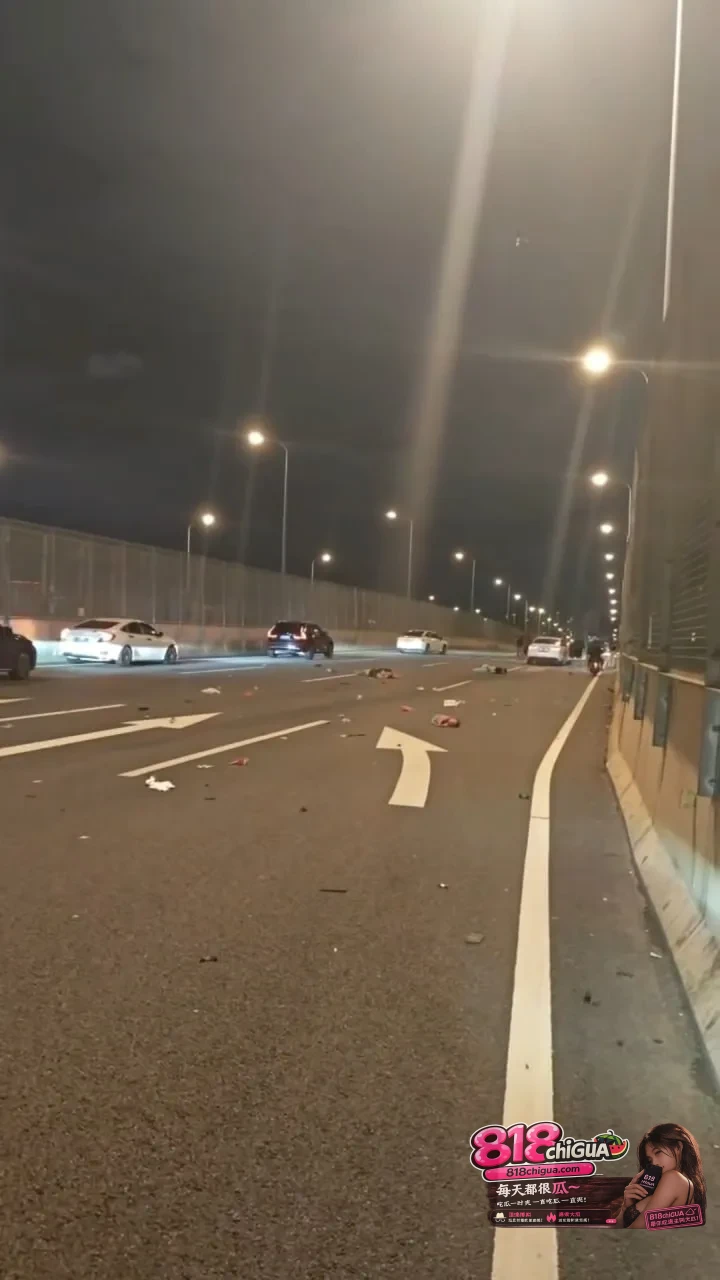 广州白云站附近深夜突发严重交通事故!摩的逆行与小车发生猛烈碰撞,现场车辆严重受损,一家三口全部被撞飞!